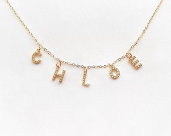 Collier initiale espacée, tour de cou pendant avec breloques initiales, collier prénom avec lettre en cristal, collier mot personnalisé, bijoux alphabet zircone