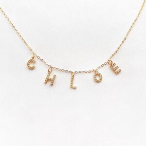 Collar con inicial espaciada, gargantilla con dije de inicial colgante, collar con nombre y letra de cristal, collar con palabra personalizada, joyería con alfabeto de circonita