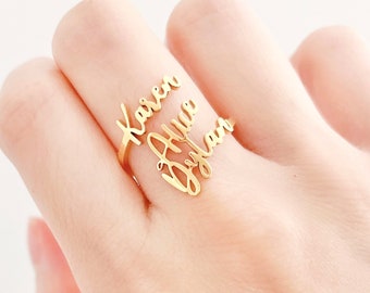 Peut inclure: Bague en or avec trois noms, "Karen", "Ayla" et "Dylan", écrits en cursive.