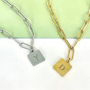 Pulsera delicada con dijes, pulsera con cadena de clip, pulsera con cadena de eslabones rectangulares, pulsera con dijes cuadrados con inicial grabada, pulsera con cadena de eslabones