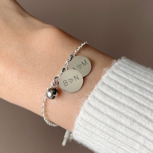 Pulsera de doble letra, pulsera de disco con iniciales grabadas, pulsera de disco con iniciales modernas, pulsera con múltiples dijes, regalo personalizado, regalo para madre