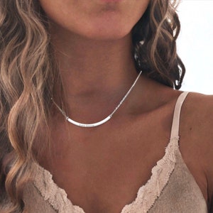 Aangepaste moderne staafketting, gegraveerde gebogen staafketting, minimalistische staafhangerketting, gepersonaliseerde staafbedelchoker, berichtenketting