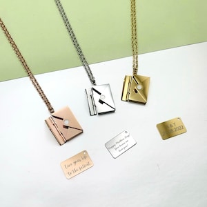 Collar con medallón personalizado, collar con medallón en forma de sobre, collar con medallón con carta de amor, collar con sobre con carta de amor, collar con mensaje en forma de sobre