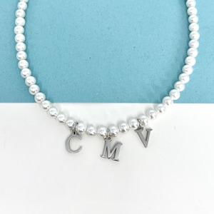 Gargantilla de perlas de concha personalizada, collar de varias letras, joyería con iniciales, elegante collar de nácar, joyería de perlas con dije de nombre