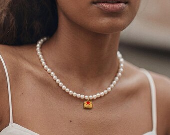 Pärlemorhalsband med personlig berlock, snäckpärlhalsband, runt pärlhalsband, graverat kuverthalsband, jubileumspresent