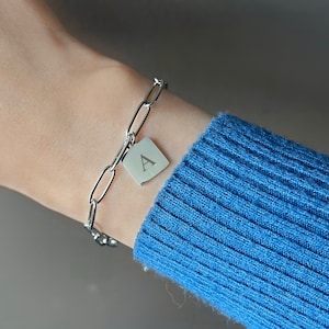 Pulsera geométrica personalizada, pulsera de cadena con clip de papel, pulsera de cadena de eslabones rectangulares con dije de inicial, pulsera con nombre cuadrado personalizado, regalo para ella