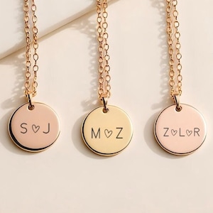 Collar con letras grabadas, collar con iniciales en forma de disco, collar con dos iniciales en forma de disco, collar con varios discos, collar con dije grabado y corazón moderno