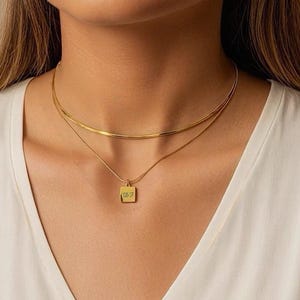 Delicado collar de serpiente con dije cuadrado diminuto, cadena de espiga plana con dije redondo con nombre grabado, cadena de serpiente fina personalizada