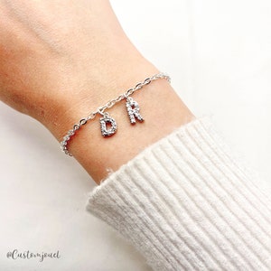 Pulsera con letras espaciadas personalizada, pulsera con dijes de varias letras, pulsera con inicial de cristal, pulsera con dijes de letras de circonita, pulsera con letras delicadas