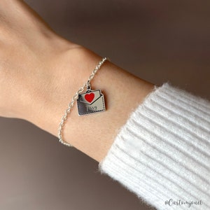 Pulsera con sobre colorido grabado, pulsera con dijes de nombre, joyería con dijes de letras de amor, pulsera con fecha personalizada, regalo de aniversario para ella
