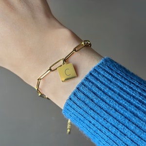 Pulsera con dijes cuadrados pequeños, pulsera con cadena con clip, pulsera con eslabones rectangulares delicados, pulsera con inicial grabada, regalo para mujer