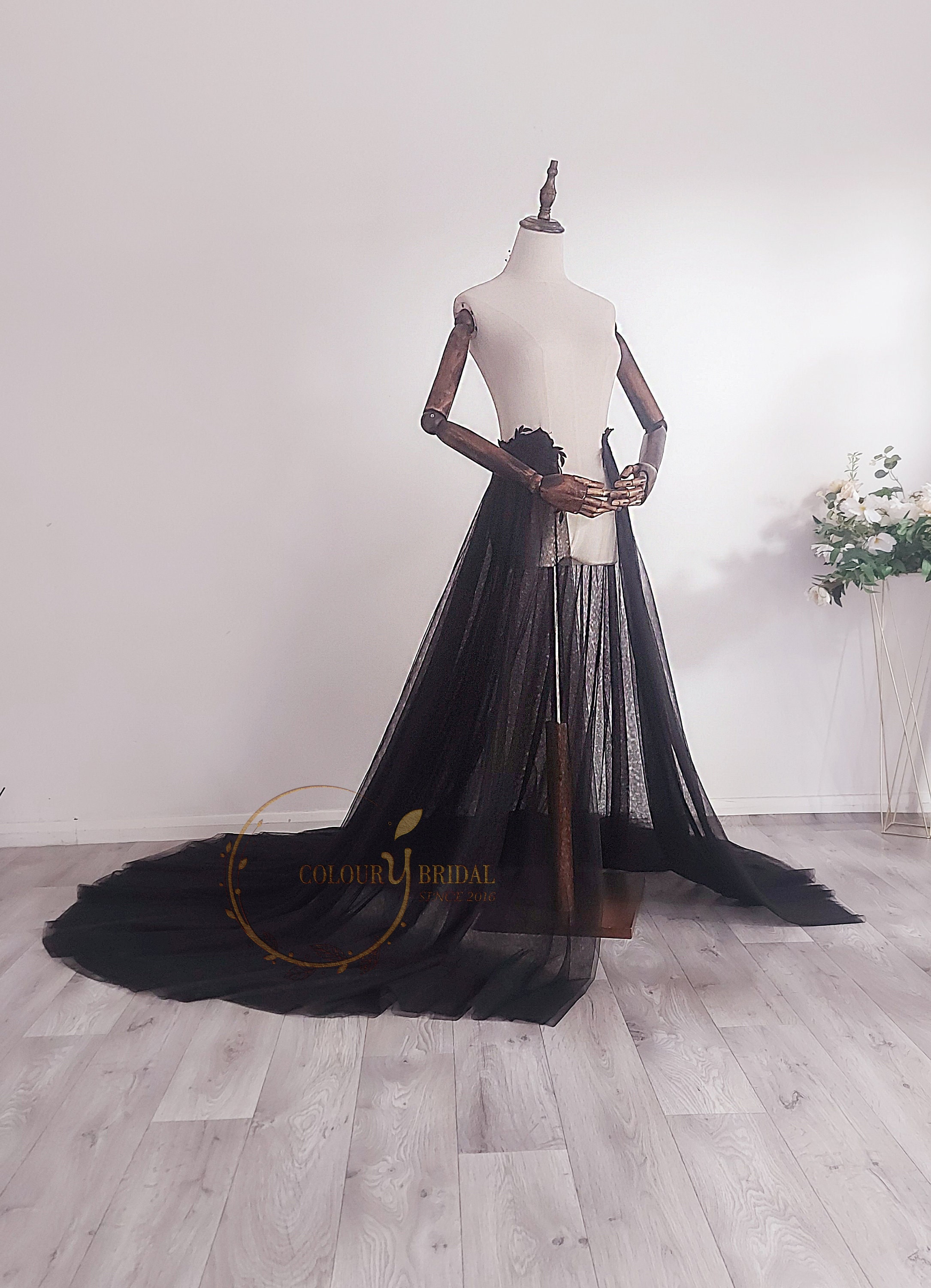 Short black dress with train 2025