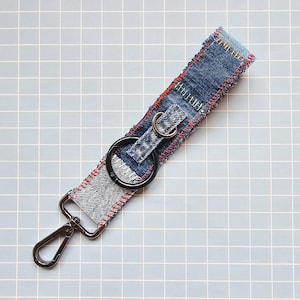 Pulsera de patchwork de mezclilla reciclada / Llavero / llavero / Llavero Cordón de muñeca / Llavero de pulsera / pieza única / regalo unisexrecycled