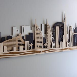 Art mural 3D en bois coloré, découpé au laser, sur la ligne d&#39;horizon de Dubaï