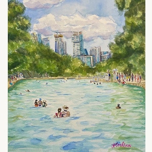 K&ouml;nnte beinhalten: Ein Aquarellgem&auml;lde, das ein &ouml;ffentliches Schwimmbecken mit Menschen im t&uuml;rkisfarbenen Wasser zeigt. &Uuml;ppige gr&uuml;ne B&auml;ume rahmen die Szene ein, w&auml;hrend im Hintergrund eine Skyline mit hohen Geb&auml;uden und einem Baukran unter blauem Himmel zu sehen ist.