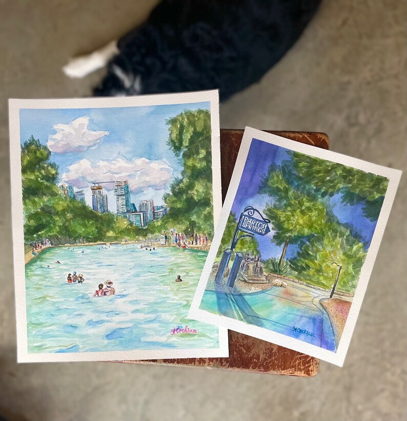 K&ouml;nnte beinhalten: Zwei Aquarellbilder auf Papier. Das linke Bild zeigt ein Schwimmbecken mit Menschen, gr&uuml;nen B&auml;umen und einer Skyline unter blauem Himmel. Das rechte Bild zeigt ein blaues Schild mit der Aufschrift Barton Springs neben B&auml;umen und Wasser.