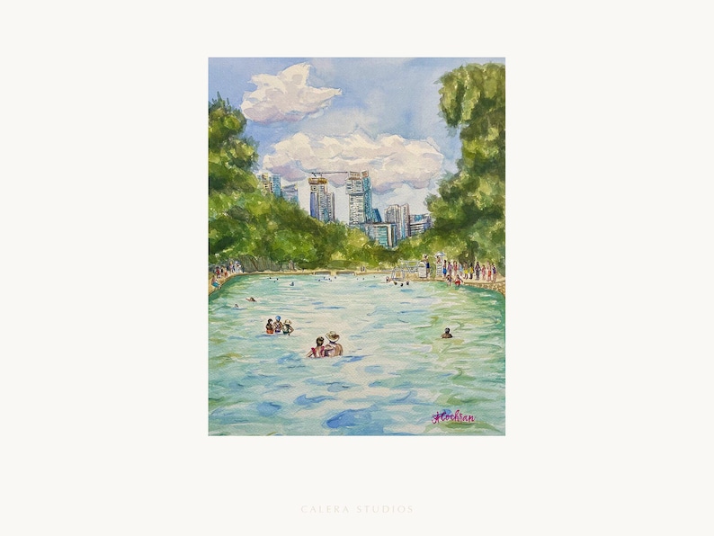K&ouml;nnte beinhalten: Ein Aquarellgem&auml;lde, das ein &ouml;ffentliches Schwimmbecken mit Menschen im t&uuml;rkisfarbenen Wasser zeigt. &Uuml;ppige gr&uuml;ne B&auml;ume rahmen die Szene ein, w&auml;hrend im Hintergrund eine Skyline mit hohen Geb&auml;uden und einem Baukran unter blauem Himmel zu sehen ist.