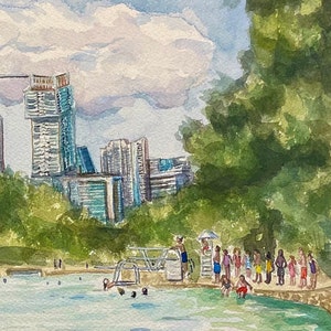 K&ouml;nnte beinhalten: Ein Aquarellgem&auml;lde, das ein Schwimmbecken mit einem Sprungbrett und einer Schlange wartender Menschen am Beckenrand zeigt. Im Hintergrund ragen hohe st&auml;dtische Wolkenkratzer &uuml;ber dichten gr&uuml;nen B&auml;umen unter einem Himmel voller gro&szlig;er, wei&szlig;er Wolken.