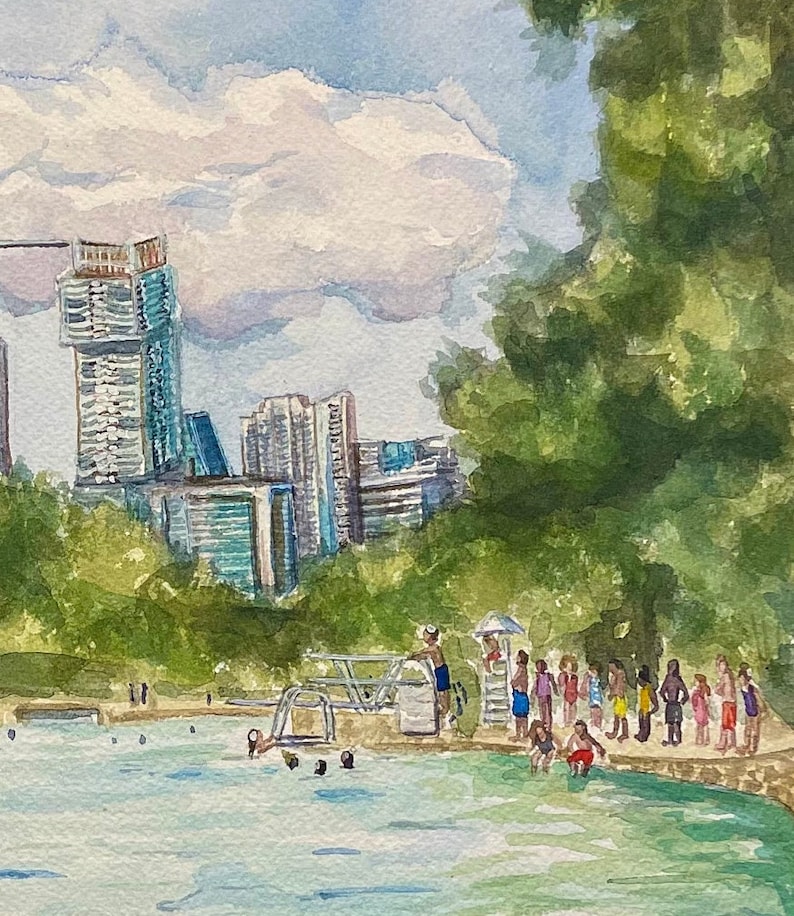 K&ouml;nnte beinhalten: Ein Aquarellgem&auml;lde, das ein Schwimmbecken mit einem Sprungbrett und einer Schlange wartender Menschen am Beckenrand zeigt. Im Hintergrund ragen hohe st&auml;dtische Wolkenkratzer &uuml;ber dichten gr&uuml;nen B&auml;umen unter einem Himmel voller gro&szlig;er, wei&szlig;er Wolken.