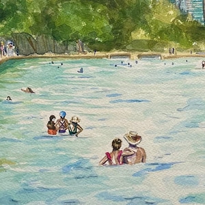 K&ouml;nnte beinhalten: Ein Aquarellgem&auml;lde, das ein hellblaues Schwimmbecken voller Menschen zeigt. Im Vordergrund waten zwei Personen, eine davon tr&auml;gt einen breitkrempigen Hut. Weiter hinten schwimmen drei weitere Personen. &Uuml;ppige gr&uuml;ne B&auml;ume und hohe Geb&auml;ude sind zu sehen.