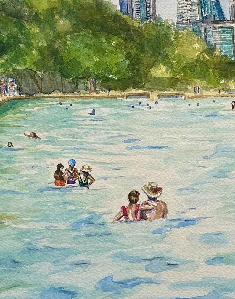 K&ouml;nnte beinhalten: Ein Aquarellgem&auml;lde, das ein hellblaues Schwimmbecken voller Menschen zeigt. Im Vordergrund waten zwei Personen, eine davon tr&auml;gt einen breitkrempigen Hut. Weiter hinten schwimmen drei weitere Personen. &Uuml;ppige gr&uuml;ne B&auml;ume und hohe Geb&auml;ude sind zu sehen.