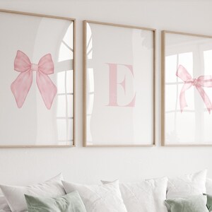 Arte personalizado con inicial de nombre y lazo rosa claro, pósteres rosas para niña, juego de 3 para habitación infantil rosa, arte mural, descarga digital, imprimible y enmarcado.
