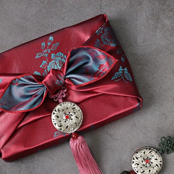 Premium Floral doppelseitige Stoff Geschenkverpackung in Rot & Rauchblau, Bojagi, Furoshiki, Furoshiki Tuch, Furoshiki Geschenkverpackung