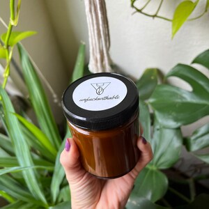 Vela de soja orgánica Unfuckwithable con aceites esenciales y turmalina negra: conexión a tierra, limpieza y protección energética. imagen 9