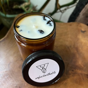 Vela de soja orgánica Unfuckwithable con aceites esenciales y turmalina negra: conexión a tierra, limpieza y protección energética. imagen 1