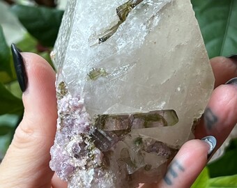 Turmalina púrpura y verde en cuarzo con lepidolita y rutilo de rutilación de plata - Serenidad, Paz, Corazón y Corona Chakra Energy Healing