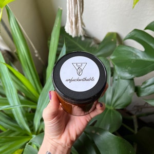 Vela de soja orgánica Unfuckwithable con aceites esenciales y turmalina negra: conexión a tierra, limpieza y protección energética. imagen 3