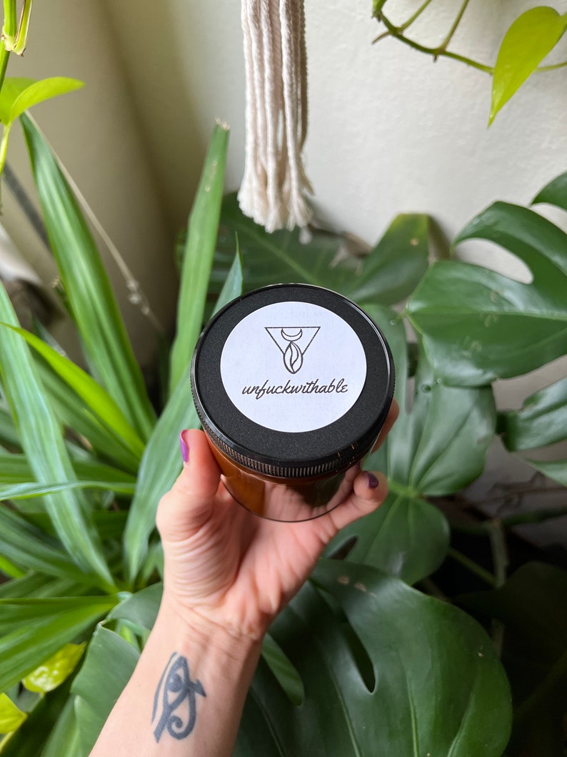 Vela de soja orgánica Unfuckwithable con aceites esenciales y turmalina negra: conexión a tierra, limpieza y protección energética. imagen 3