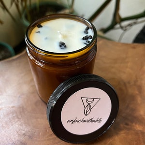 Vela de soja orgánica Unfuckwithable con aceites esenciales y turmalina negra: conexión a tierra, limpieza y protección energética. imagen 6