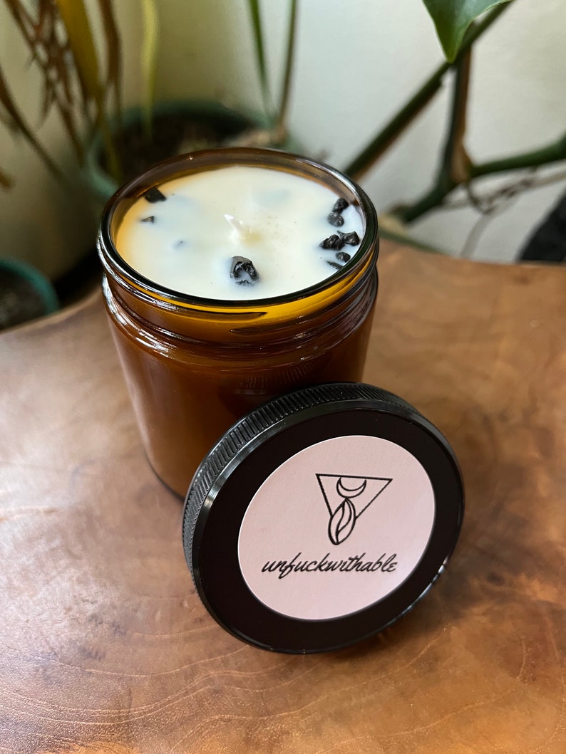 Vela de soja orgánica Unfuckwithable con aceites esenciales y turmalina negra: conexión a tierra, limpieza y protección energética. imagen 6