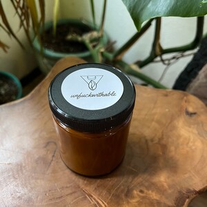 Vela de soja orgánica Unfuckwithable con aceites esenciales y turmalina negra: conexión a tierra, limpieza y protección energética. imagen 8