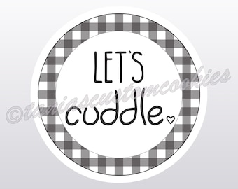 Etiquetas circulares de 2" para imprimir con texto en inglés "Let's Cuddle" para San Valentín. Etiquetas de regalo de cuadros vichy negros para San Valentín.
