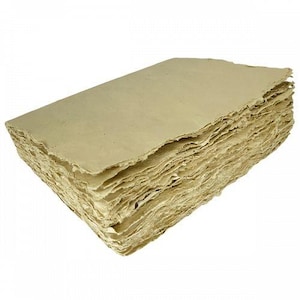 Puede incluir: Una pila de hojas de papel hechas a mano de color beige claro. El papel tiene una superficie rugosa y texturizada y es ligeramente irregular.