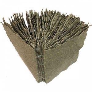 Puede incluir: Un libro hecho a mano con una cubierta de papel marrón y una columna vertebral visible. El libro está cerrado y parece estar hecho de muchas capas de papel.