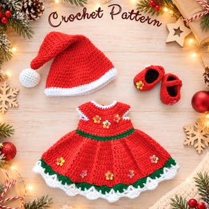 Puede incluir: Un conjunto de patrón de ganchillo rojo y blanco que incluye un gorro de Papá Noel con pompón, un vestido rojo con ribetes verdes y blancos decorado con pequeñas flores coloridas y un par de zapatos de bebé a juego.