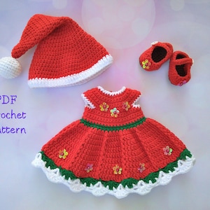 Puede incluir: Patrón de crochet PDF para un vestido de Navidad rojo y verde, un gorro y zapatos para una muñeca. El vestido tiene un borde blanco y detalles verdes. El gorro es rojo con un borde blanco y un pompón blanco. Los zapatos son rojos con detalles blancos.