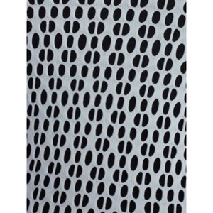 K&ouml;nnte beinhalten: Ein wei&szlig;er Stoff mit einem schwarzen, sich wiederholenden Muster aus ovalen Formen. Die Ovale sind diagonal angeordnet.