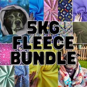 Puede incluir: Un collage de diferentes telas de polar en varios colores y patrones, incluyendo azul, rosa, verde y amarillo. Las telas están dispuestas en una cuadrícula, con el texto "SKG FLEECE BUNDLE" en letras grandes y negras en el centro.