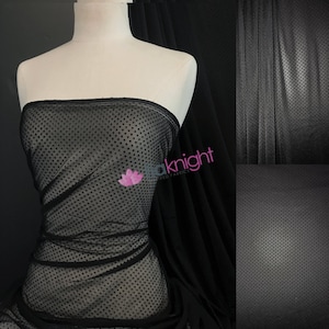Peut inclure: Tissu en maille noire à petits pois. Le tissu est drapé sur un torse de mannequin blanc. Le tissu est transparent et a un léger brillant. Le texte "The Fabric Knight" est visible sur l'image.