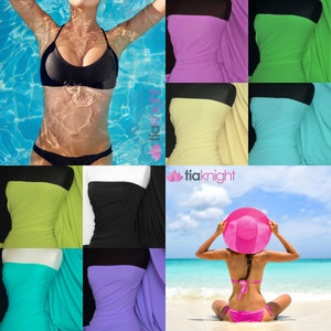 Op de afbeelding: Een collage van afbeeldingen die verschillende kleuren badstof laten zien. De stof is glad en rekbaar. De kleuren omvatten zwart, roze, groen, geel, blauw, turquoise en paars. De stof wordt in verschillende poses getoond, waaronder gedrapeerd over een mannequin en gedragen door een persoon in een zwembad en op een strand. De tekst "tiaknight" is zichtbaar in de afbeelding.