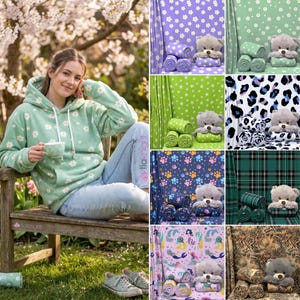 Op de afbeelding: Een vrouw draagt een mintgroene hoodie met madeliefjesprint en zit op een houten bank. De afbeelding toont verschillende stofpatronen met opgerolde dekens en teddyberen, waaronder bloemen-, sterren-, pootafdruk- en luipaardmotieven.