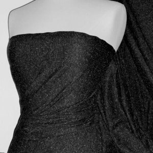 Può includere: Tessuto nero con una leggera lucentezza, drappeggiato su un manichino. Il tessuto ha una superficie liscia e leggermente testurizzata.