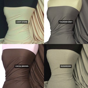 Puede incluir: Cuatro muestras de tela en diferentes colores: piedra clara, gris trueno, marr&oacute;n cacao y champi&ntilde;&oacute;n. Cada muestra est&aacute; drapeada sobre un torso de maniqu&iacute;. Los nombres de los colores se muestran en texto blanco sobre un fondo negro.