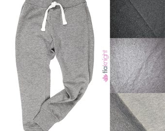 Op de afbeelding: Grijze sweatpants met een wit trekkoord. De sweatpants hebben een ontspannen pasvorm en een gezoomde zoom.