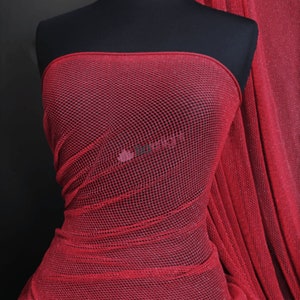 フィッシュネット シルバー グリッター 4 ウェイ ストレッチ ファブリック - ルビー スパークル Q318 RD By Tia Knight