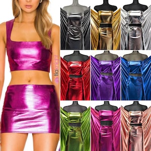 Può includere: Un completo a due pezzi composto da un top corto senza maniche con scollo quadrato e una minigonna abbinata. Il capo è realizzato in un tessuto metallizzato lucido disponibile in vari colori, tra cui magenta, oro, argento, rosso, viola, blu e verde.
